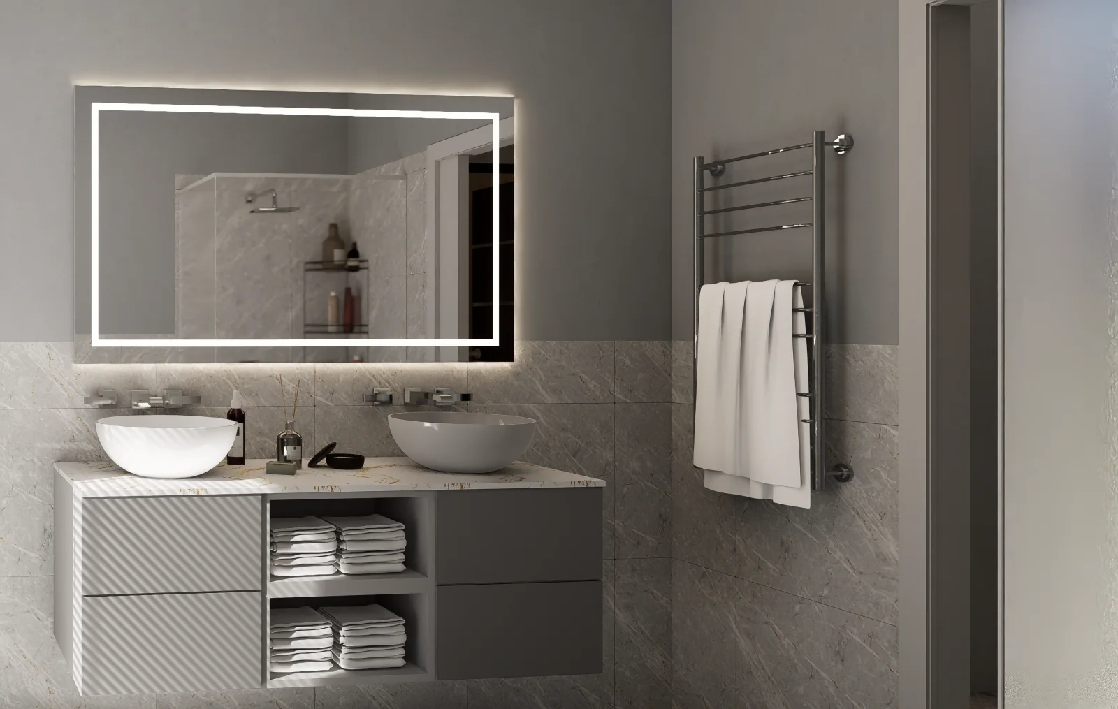 Bagno luminoso con doppio lavabo e finiture materiche proposto per Afrodite Residence